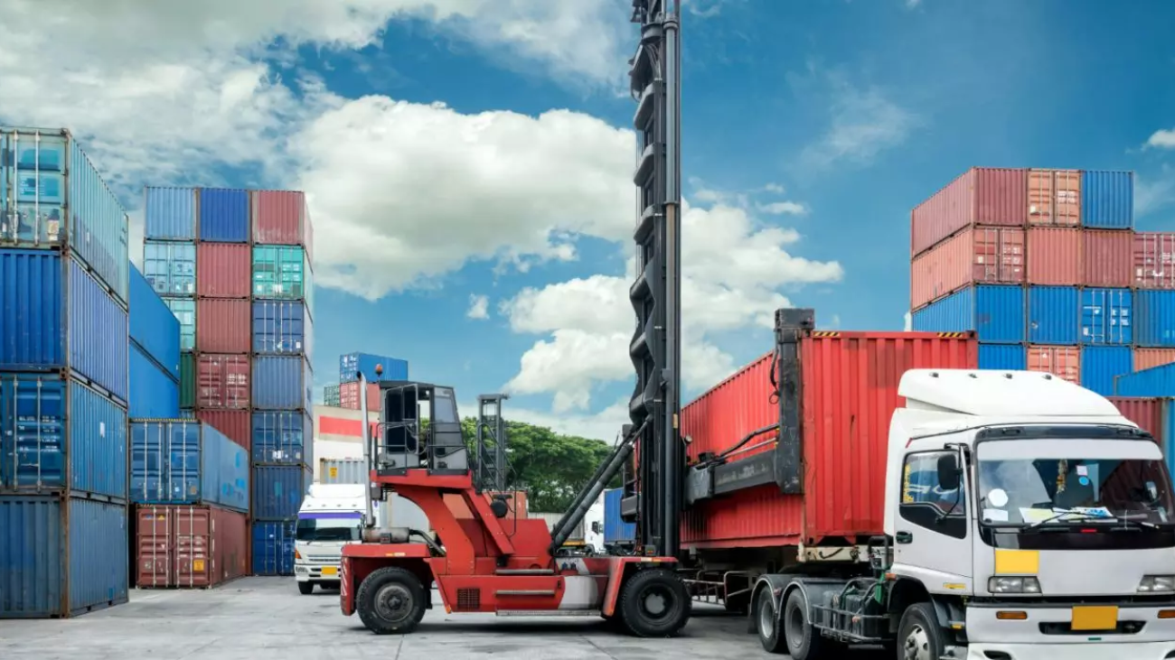 forklift-lift-container-box-loading-truck-depot